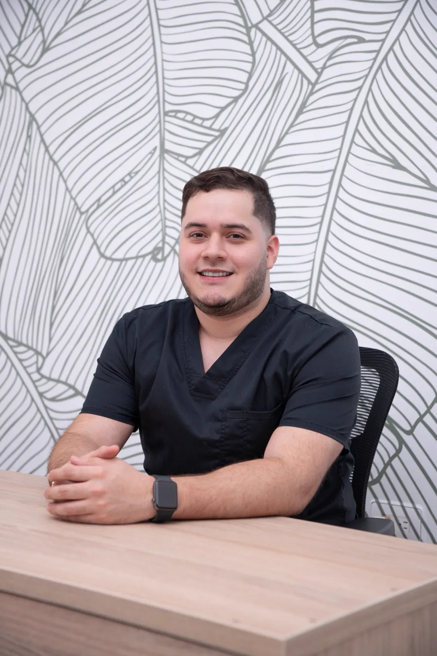 Dr. Fabián Goyeneche en su consultorio